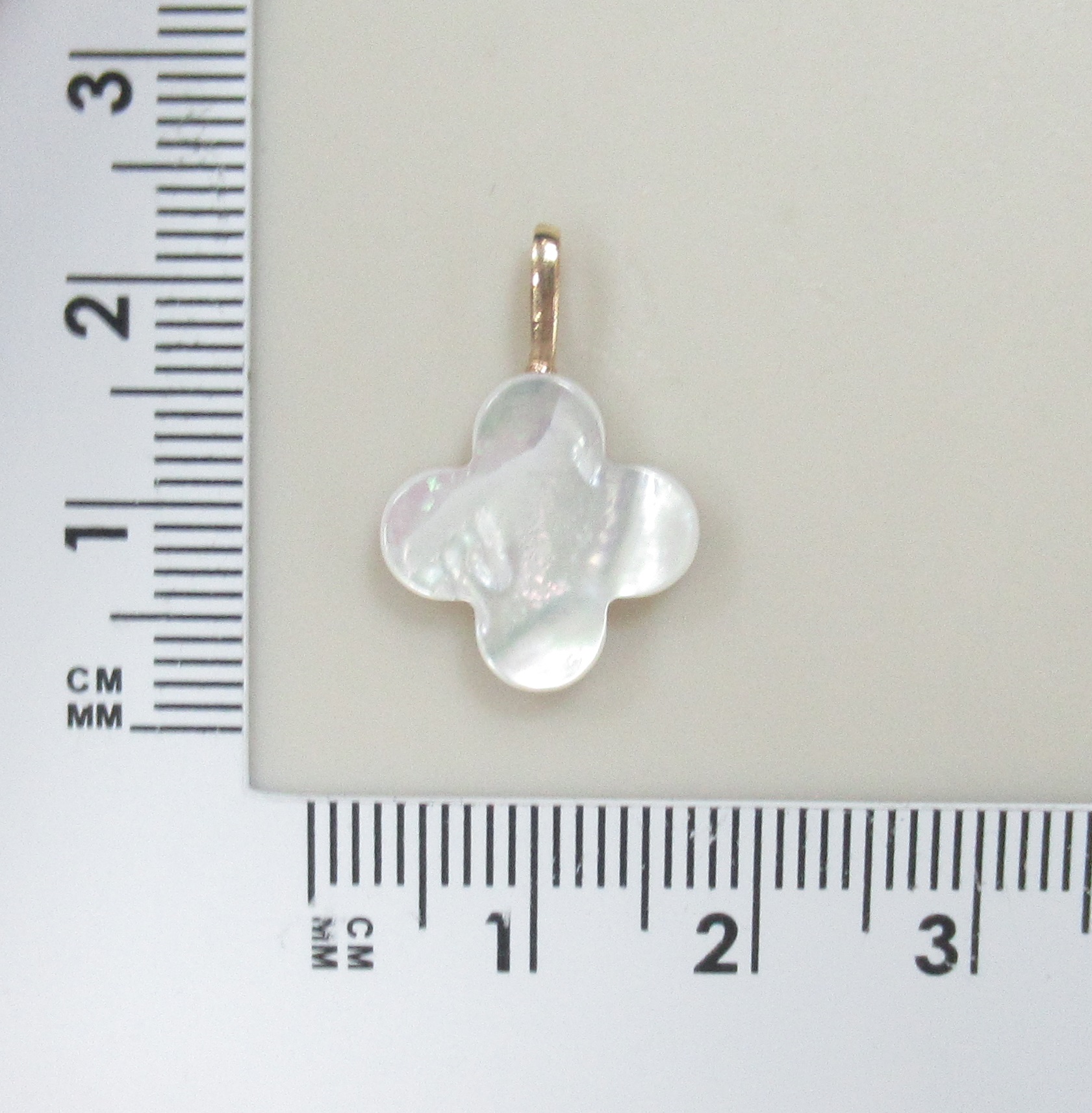 Подвеска из золота с перламутром "Клевер"